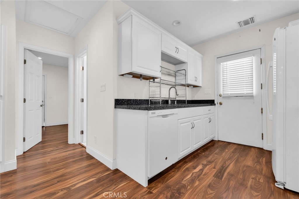 8711 8711 Lilienthal Avenue