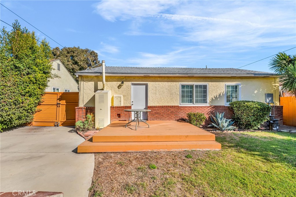 8711 8711 Lilienthal Avenue