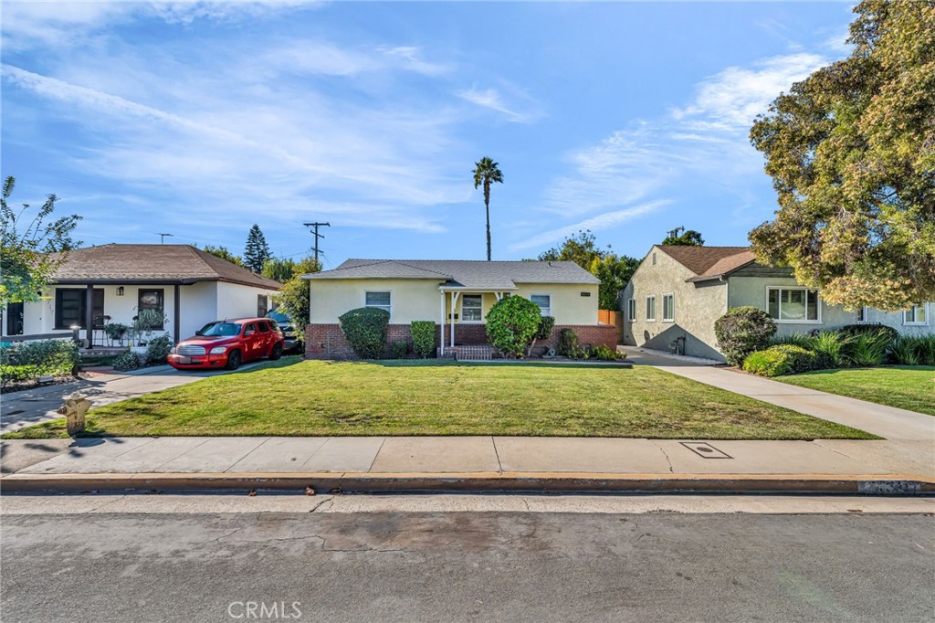 8711 8711 Lilienthal Avenue