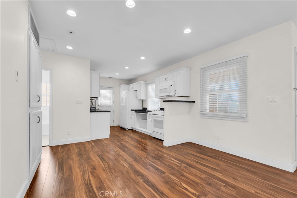 8711 8711 Lilienthal Avenue