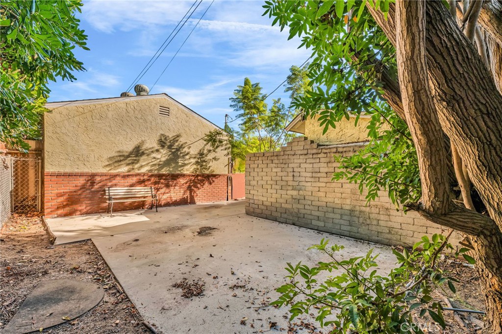 8711 8711 Lilienthal Avenue