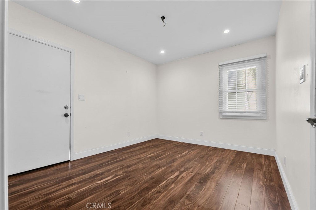 8711 8711 Lilienthal Avenue