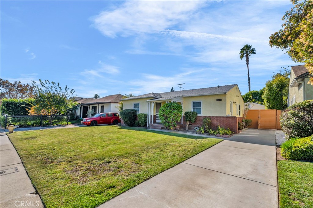 8711 8711 Lilienthal Avenue