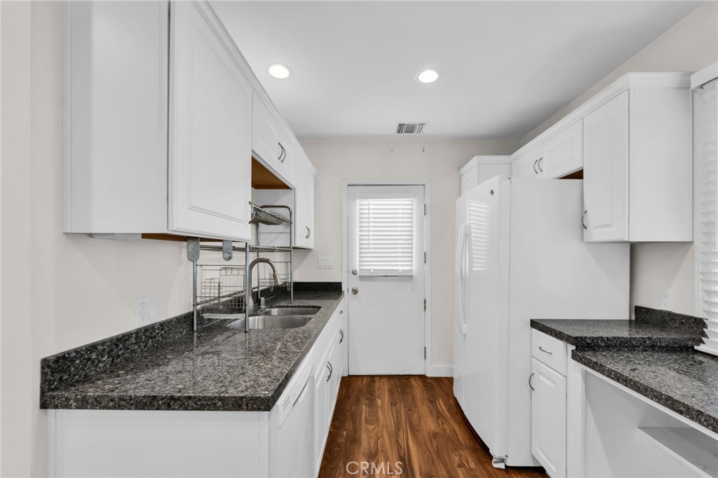 8711 8711 Lilienthal Avenue