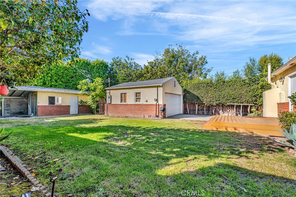 8711 8711 Lilienthal Avenue