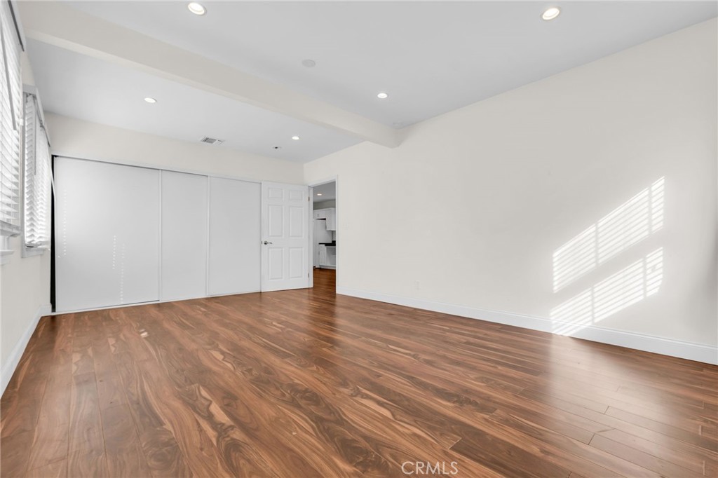 8711 8711 Lilienthal Avenue