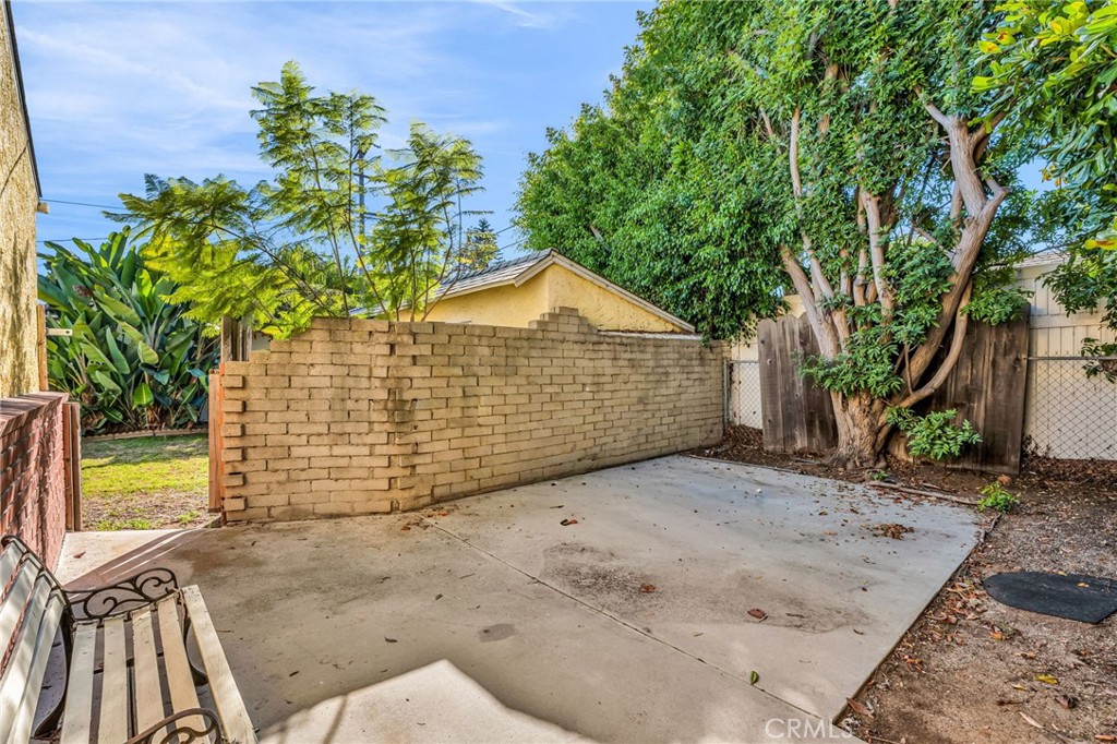 8711 8711 Lilienthal Avenue