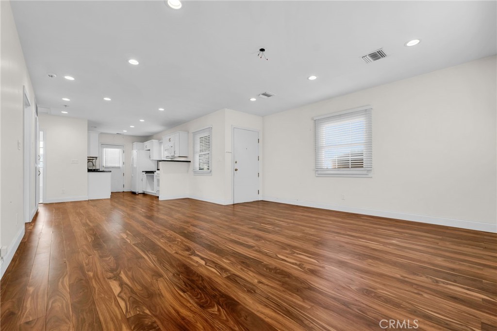 8711 8711 Lilienthal Avenue