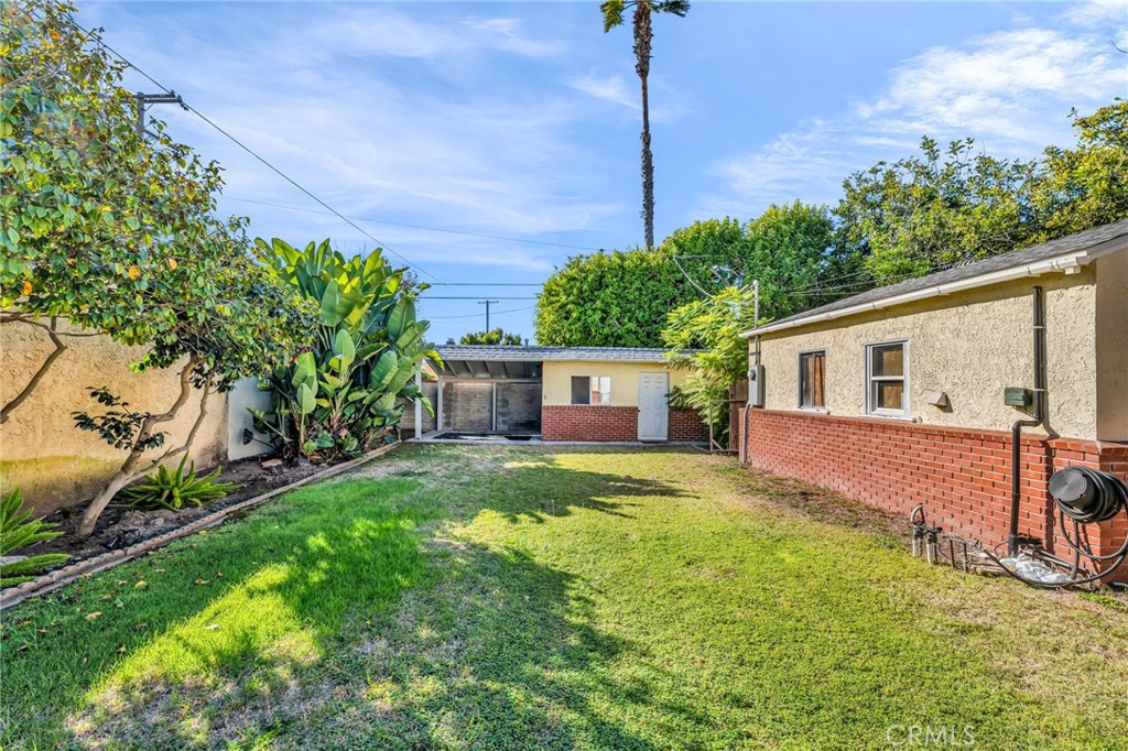 8711 8711 Lilienthal Avenue