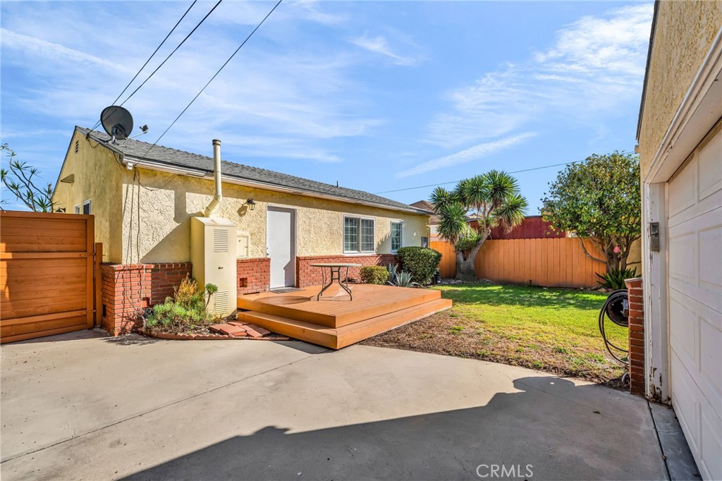 8711 8711 Lilienthal Avenue