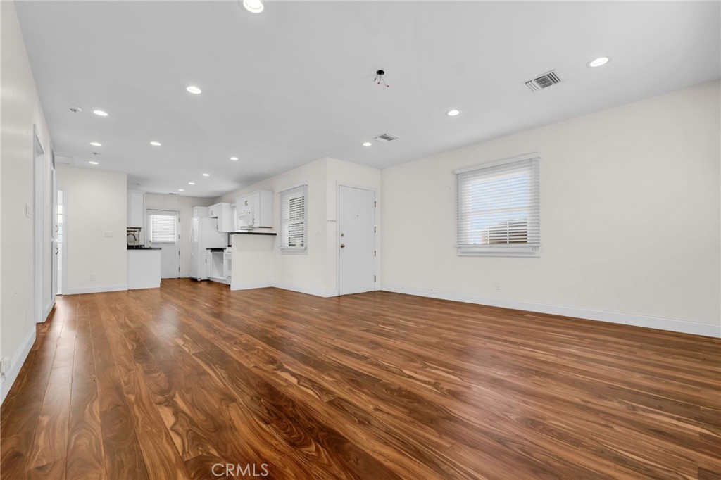 8711 8711 Lilienthal Avenue