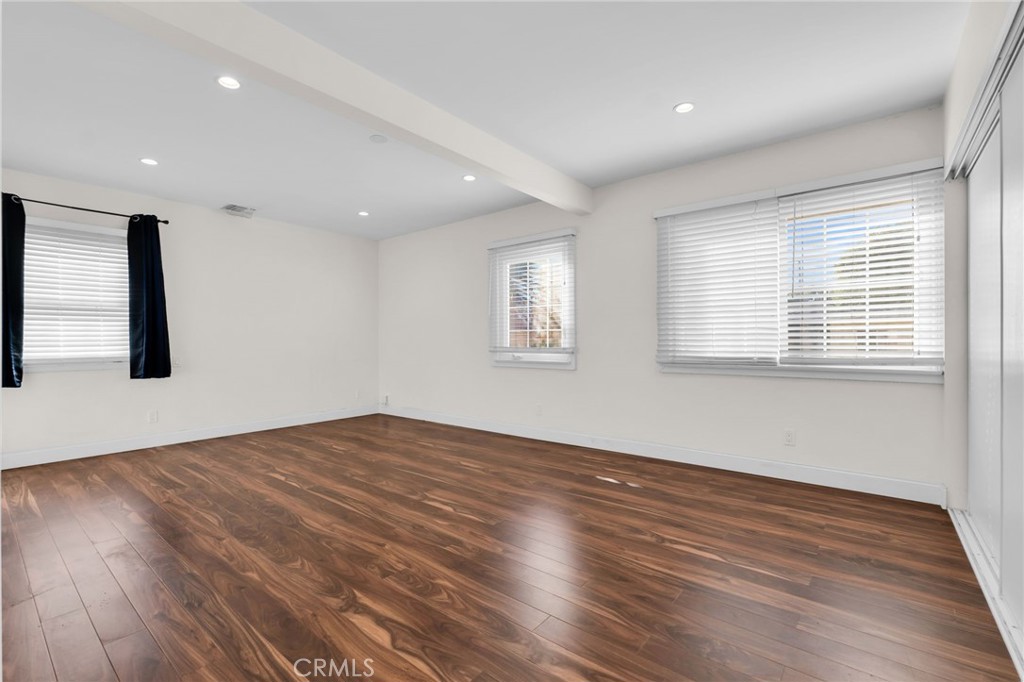 8711 8711 Lilienthal Avenue