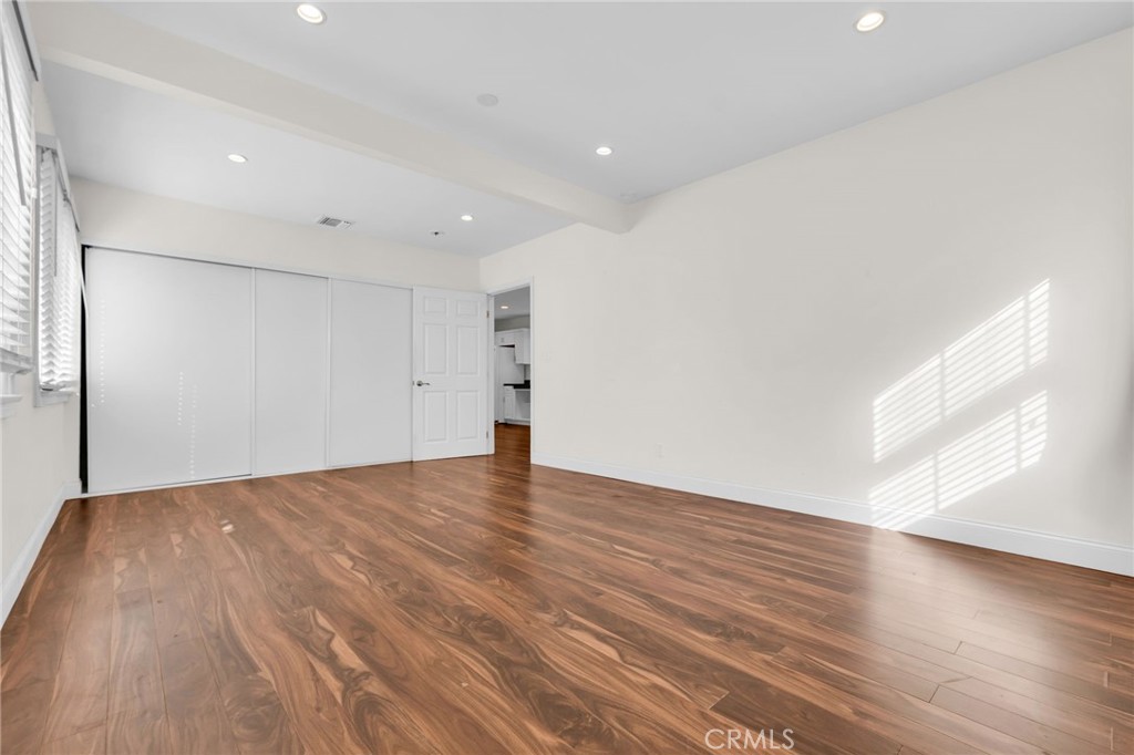 8711 8711 Lilienthal Avenue