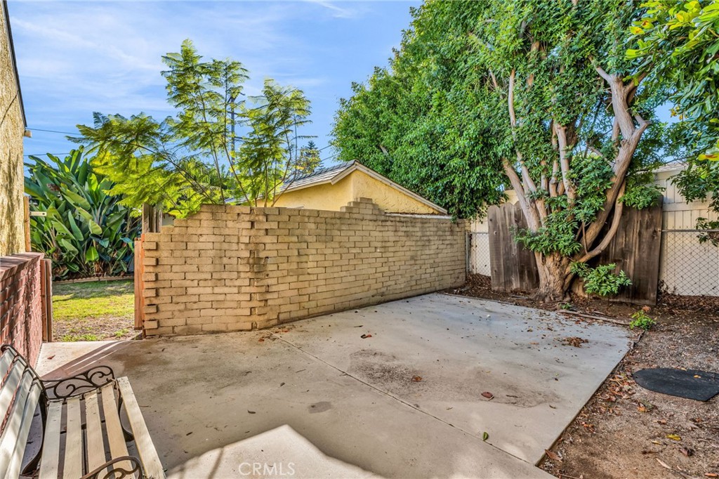 8711 8711 Lilienthal Avenue