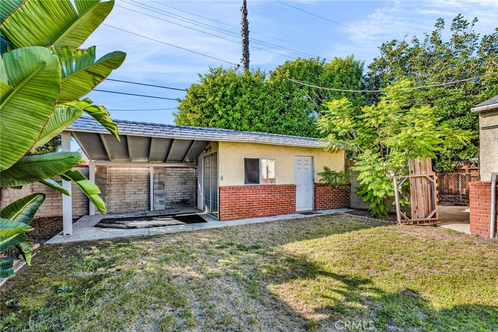 8711 8711 Lilienthal Avenue