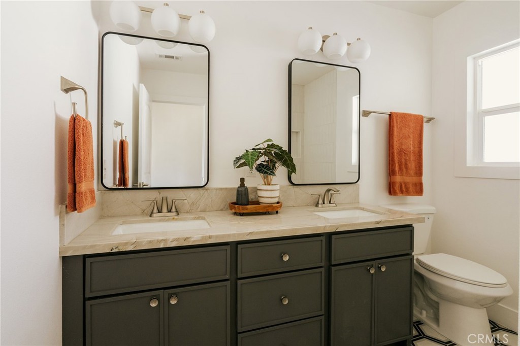 5837 E Gossamer Street