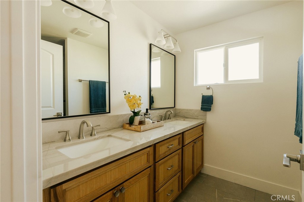 5837 E Gossamer Street