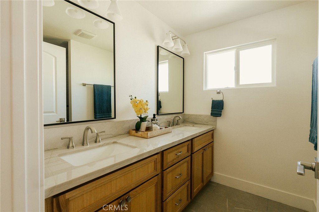 5837 E Gossamer Street