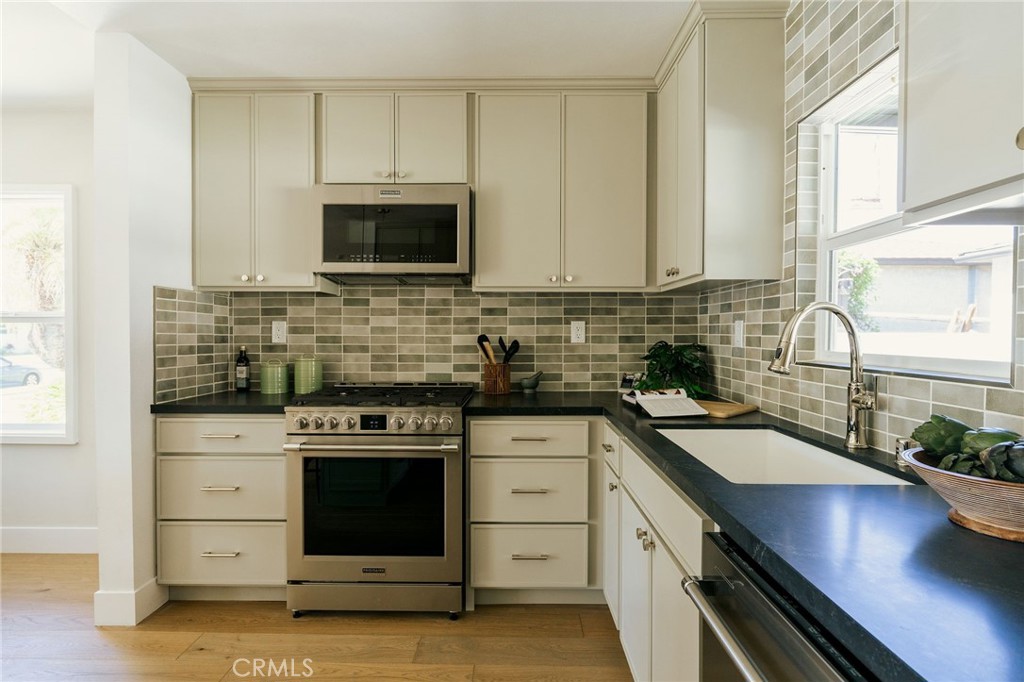 5837 E Gossamer Street