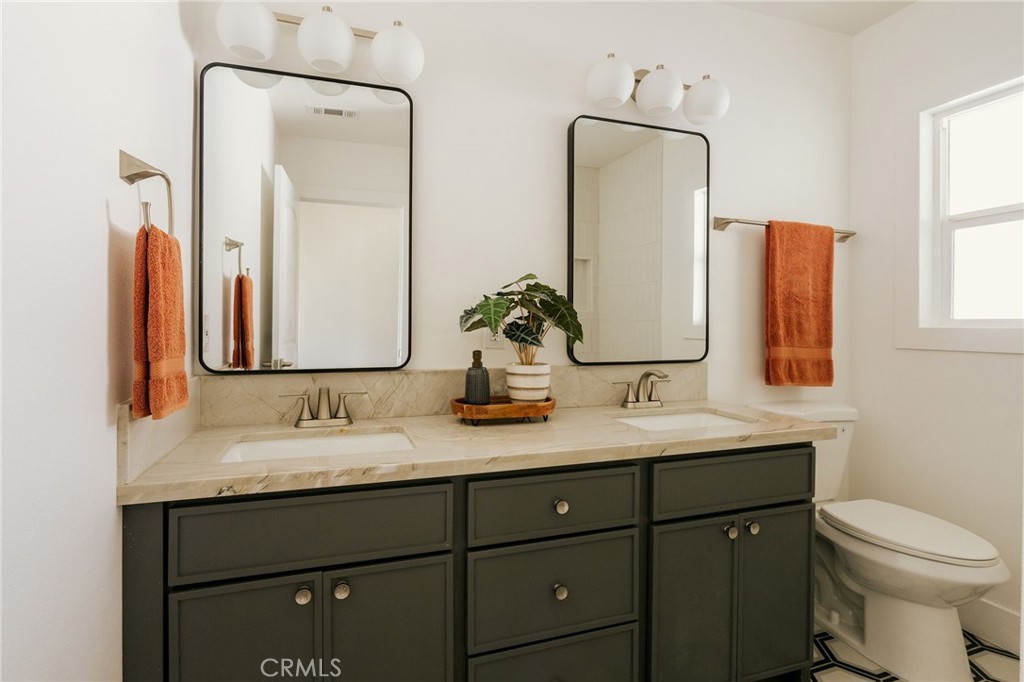 5837 E Gossamer Street