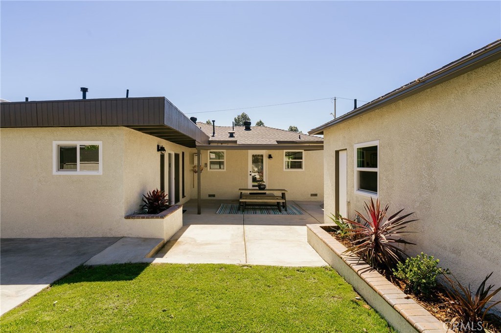 5837 E Gossamer Street