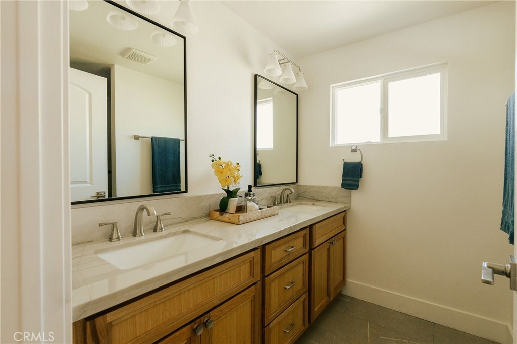 5837 E Gossamer Street