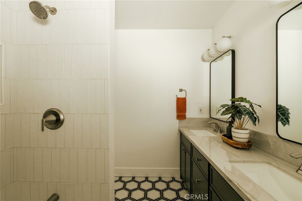 5837 E Gossamer Street