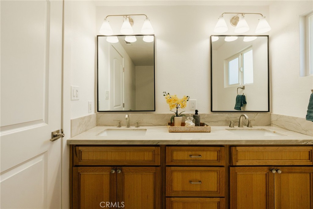 5837 E Gossamer Street