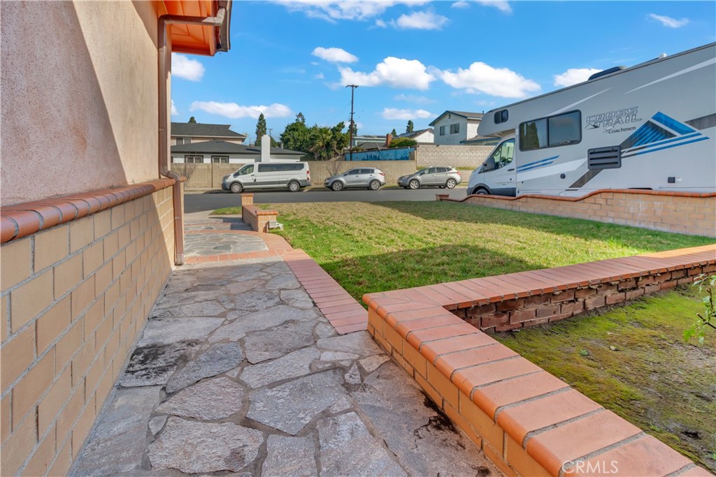 1324 E Turmont