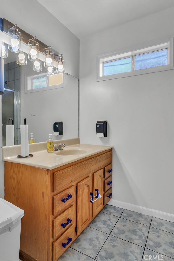 1324 E Turmont