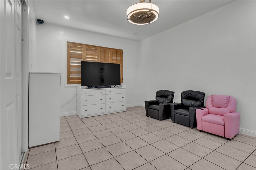 1324 E Turmont