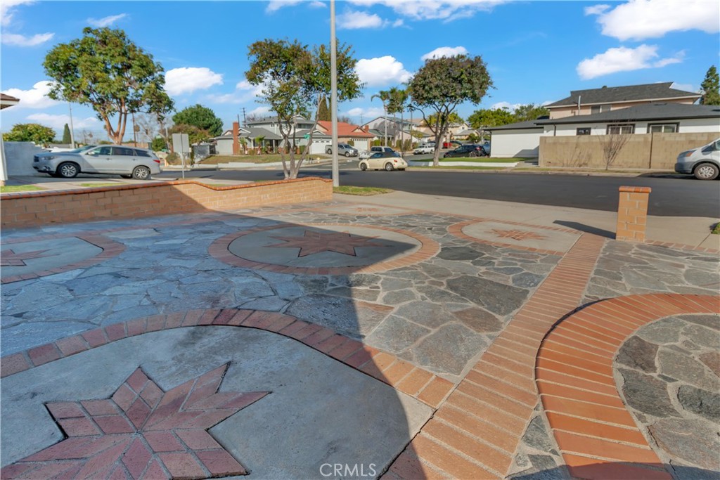 1324 E Turmont