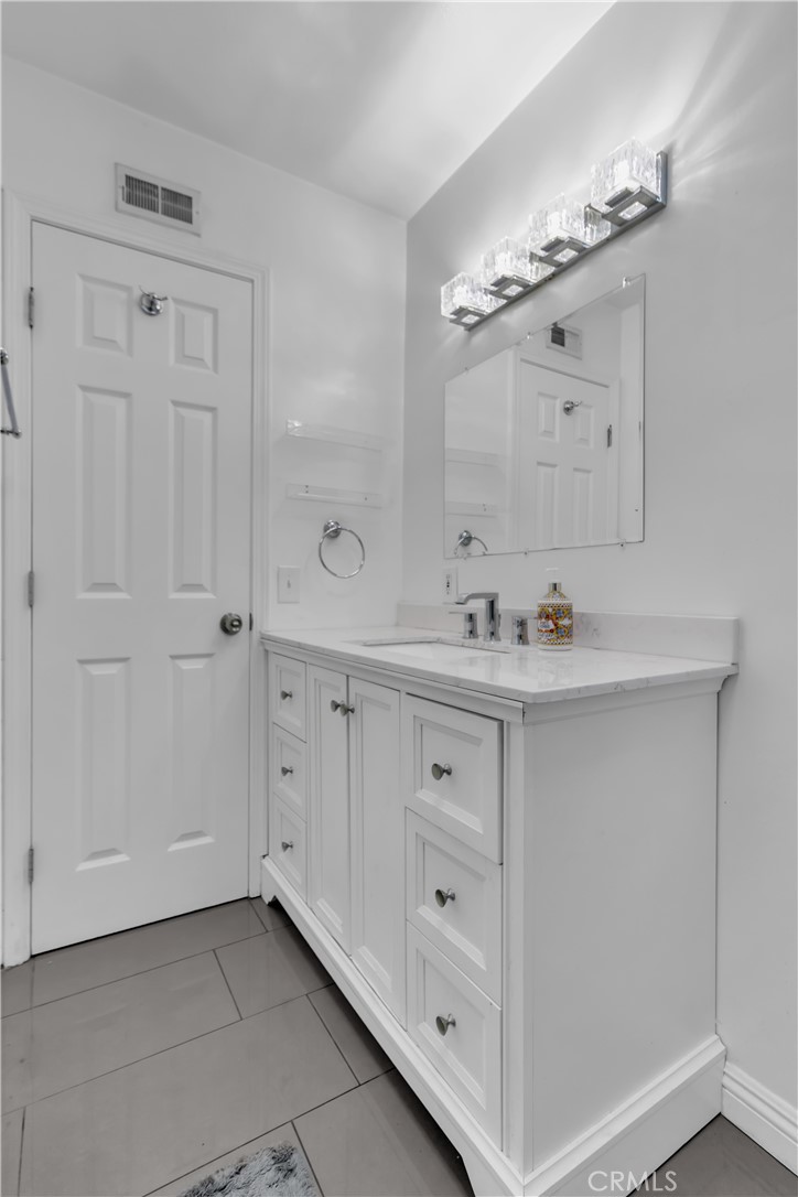 1324 E Turmont
