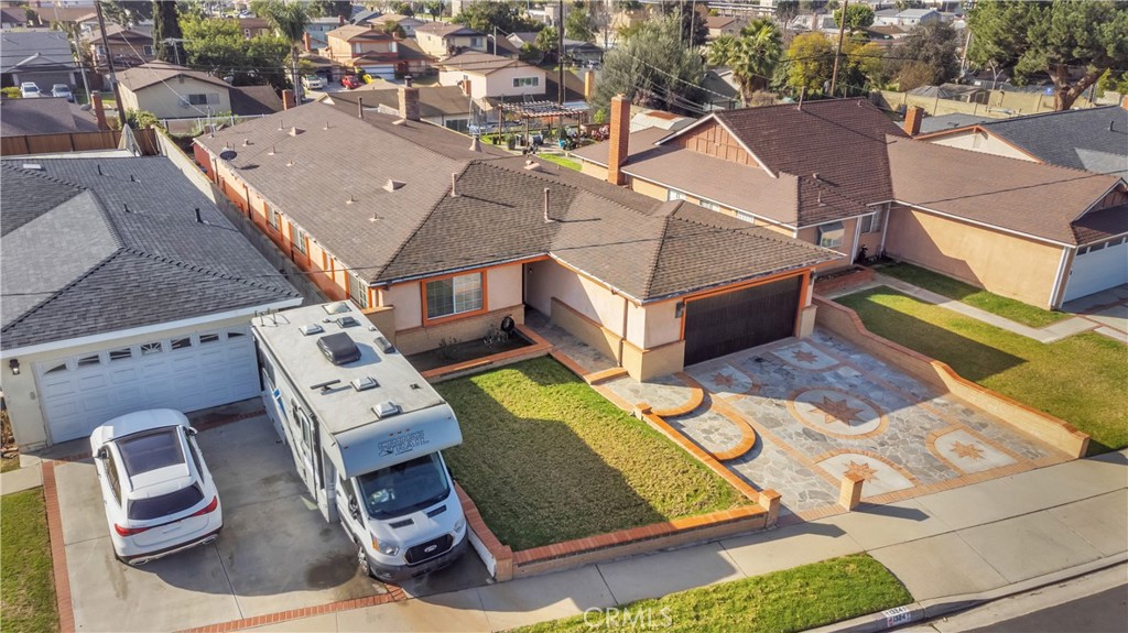 1324 E Turmont