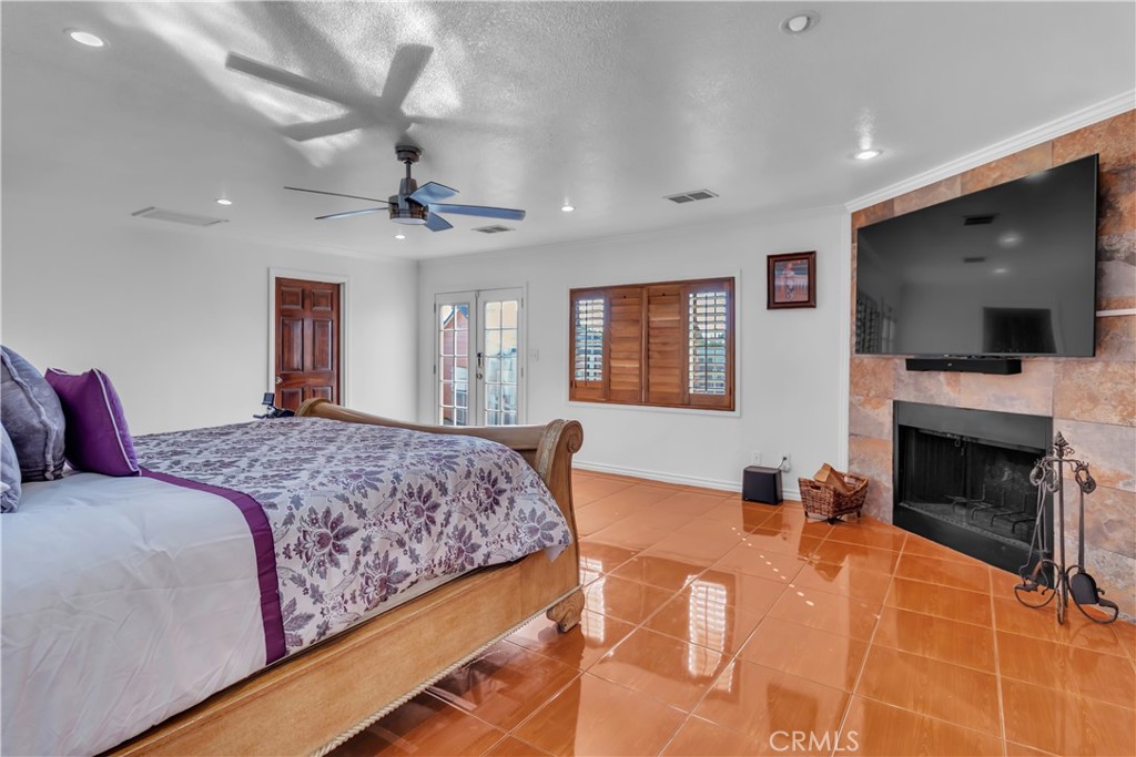 1324 E Turmont