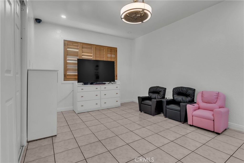 1324 E Turmont