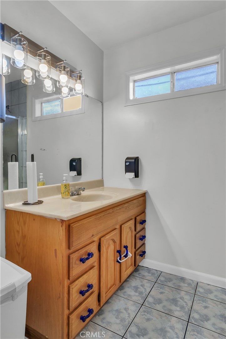 1324 E Turmont