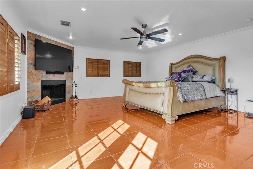 1324 E Turmont