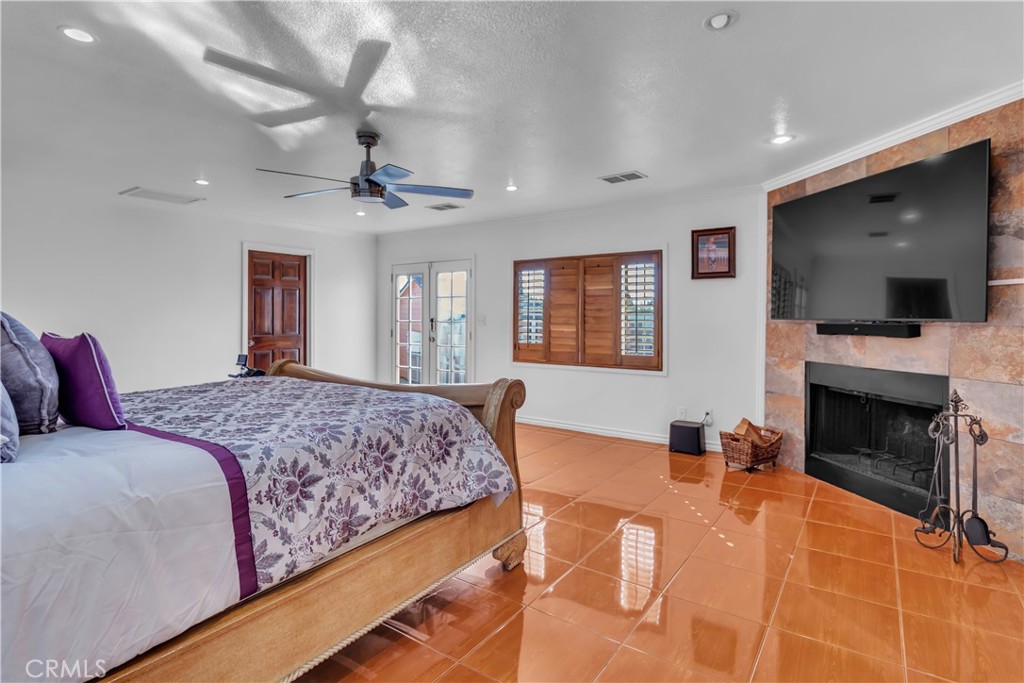 1324 E Turmont
