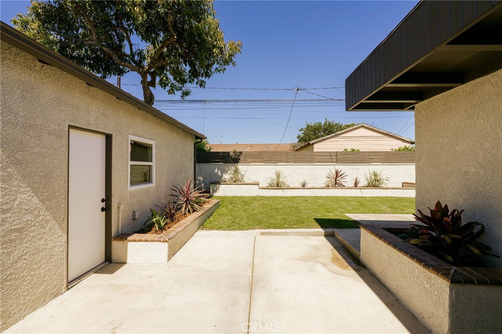 5837 E Gossamer Street