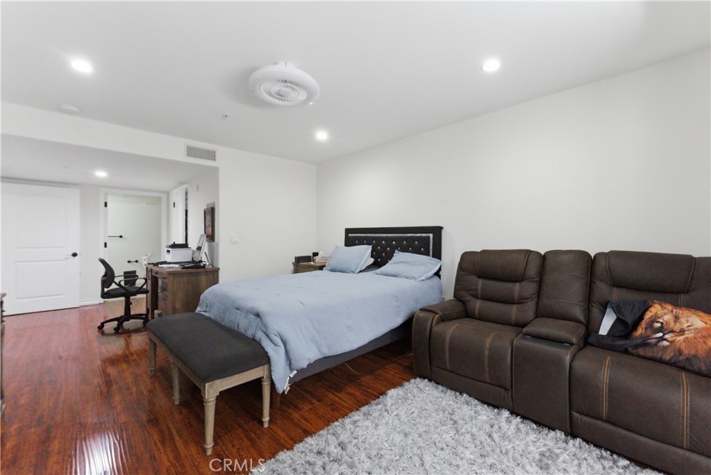 4733 Elmwood Avenue 203