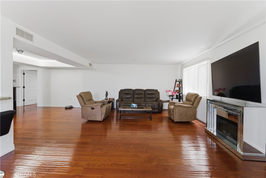 4733 Elmwood Avenue 203