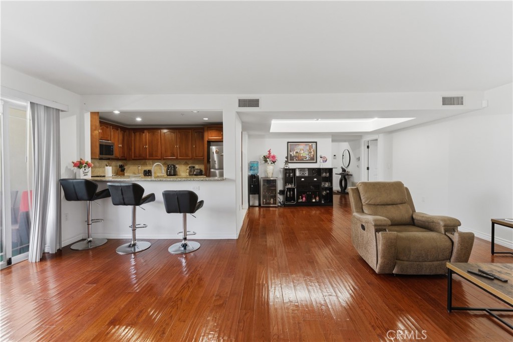 4733 Elmwood Avenue 203