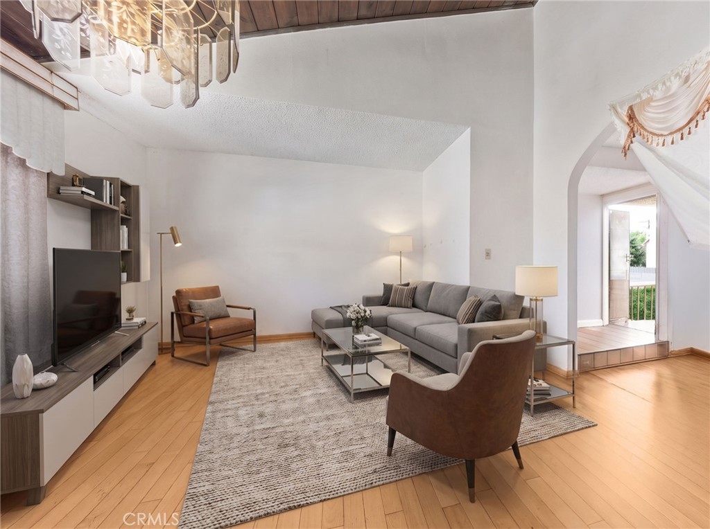 915 E 41st