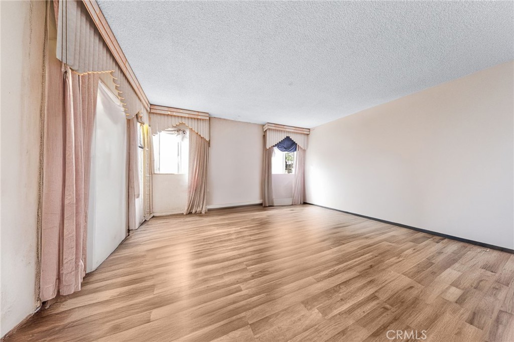 915 E 41st