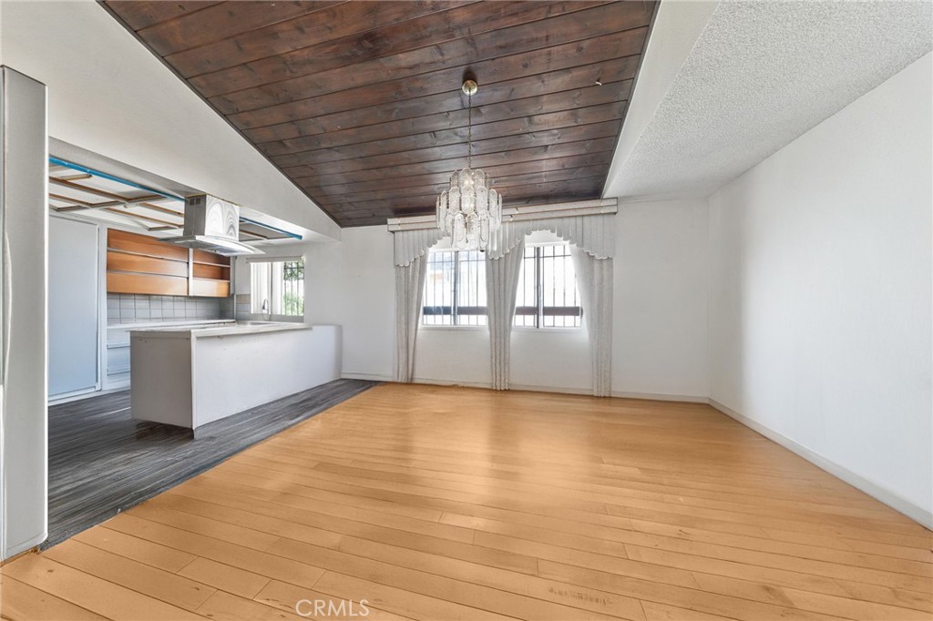 915 E 41st