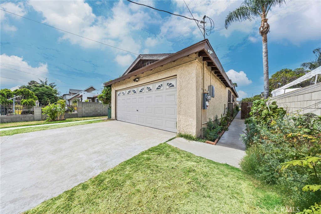 915 E 41st