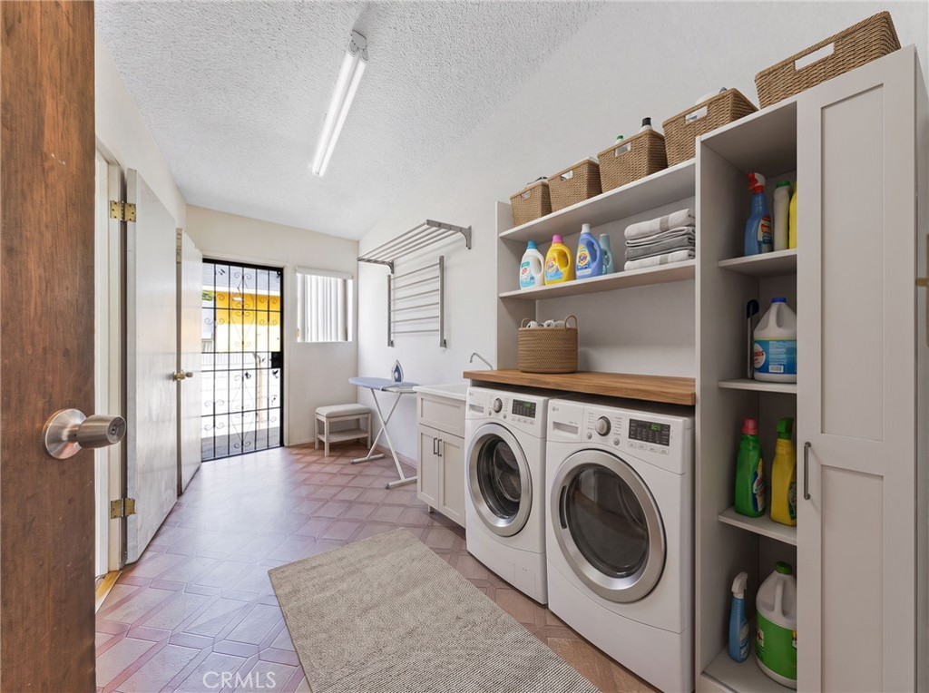 915 E 41st