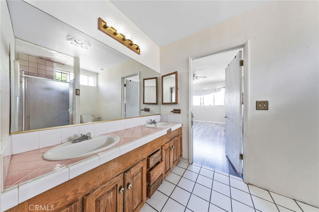 915 E 41st