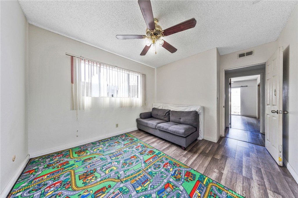 915 E 41st